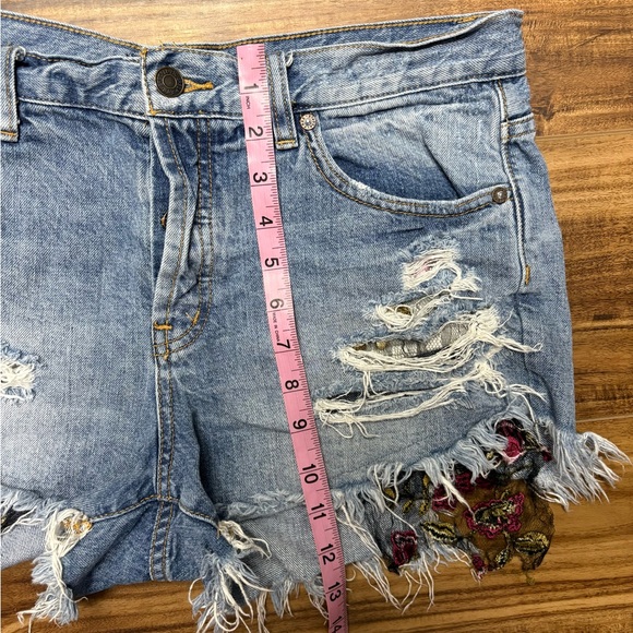 We The Free, denim shorts, distressed, mesh, floral mesh appliqué, size 29 - Picture 3 of 7